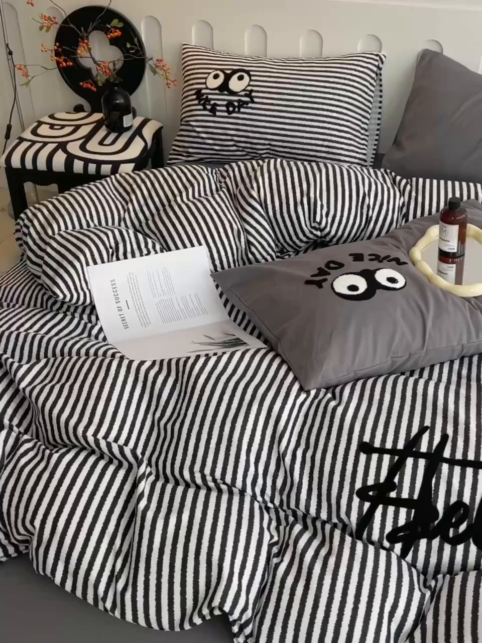 91家纺网 家纺一手货源 找家纺 炫拼家纺 2025新款全棉磨毛ins风毛巾绣纯棉四件套-hello系列 hello-弥野