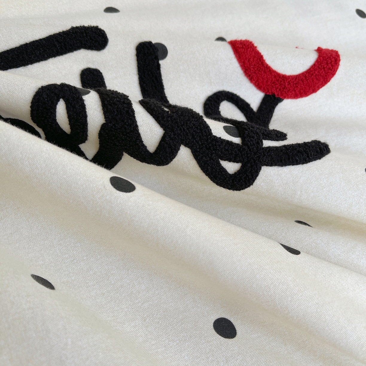 91家纺网 家纺一手货源 找家纺 炫拼家纺 2025新款全棉磨毛ins风毛巾绣纯棉四件套-hello系列 hello-悠然