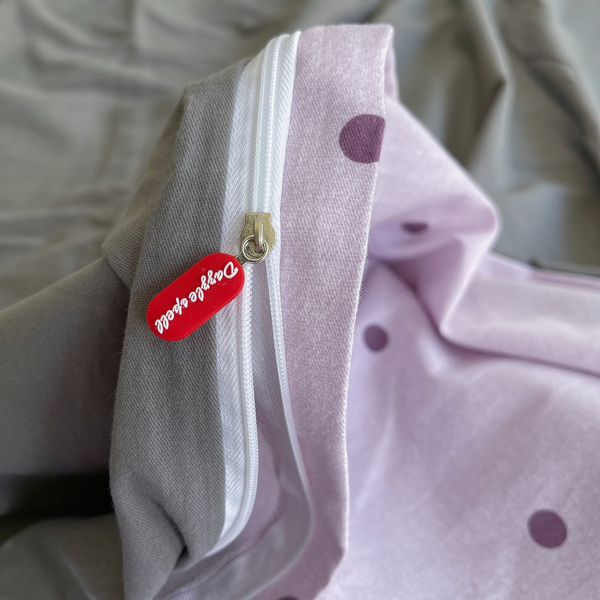 91家纺网 家纺一手货源 找家纺 炫拼家纺 2025新款全棉磨毛ins风毛巾绣纯棉四件套-hello系列 hello-可颜