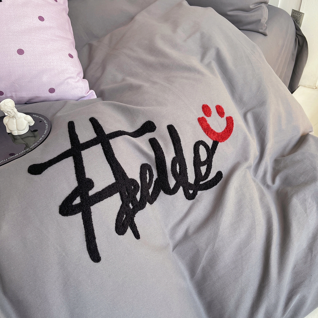 91家纺网 家纺一手货源 找家纺 炫拼家纺 2025新款全棉磨毛ins风毛巾绣纯棉四件套-hello系列 hello-可颜