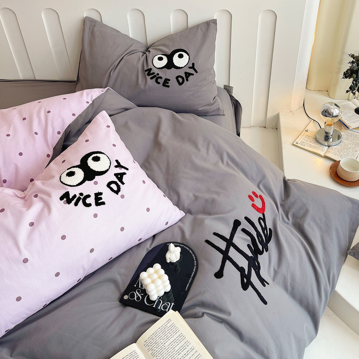 91家纺网 家纺一手货源 找家纺 炫拼家纺 2025新款全棉磨毛ins风毛巾绣纯棉四件套-hello系列 hello-可颜