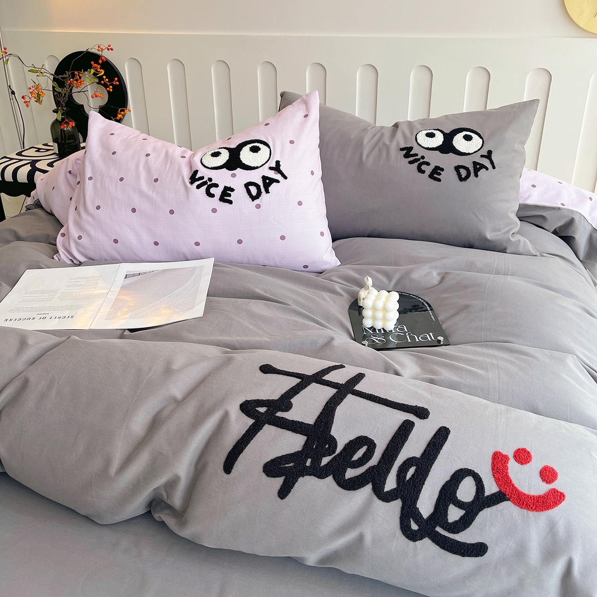 91家纺网 家纺一手货源 找家纺 炫拼家纺 2025新款全棉磨毛ins风毛巾绣纯棉四件套-hello系列 hello-可颜