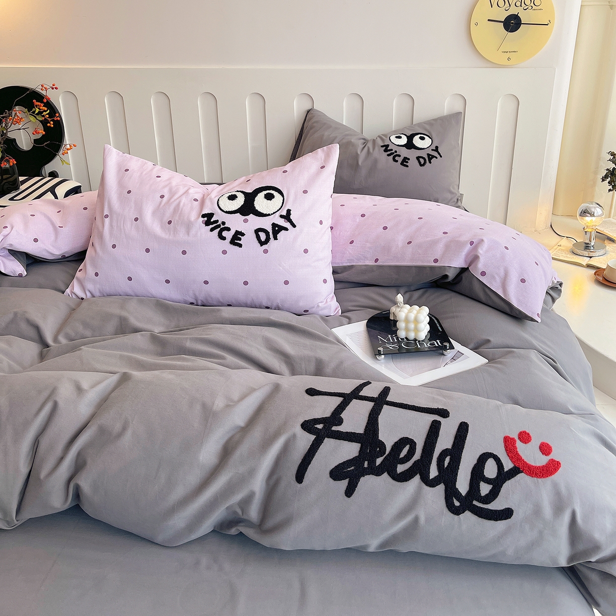 91家纺网 家纺一手货源 找家纺 炫拼家纺 2025新款全棉磨毛ins风毛巾绣纯棉四件套-hello系列 hello-可颜