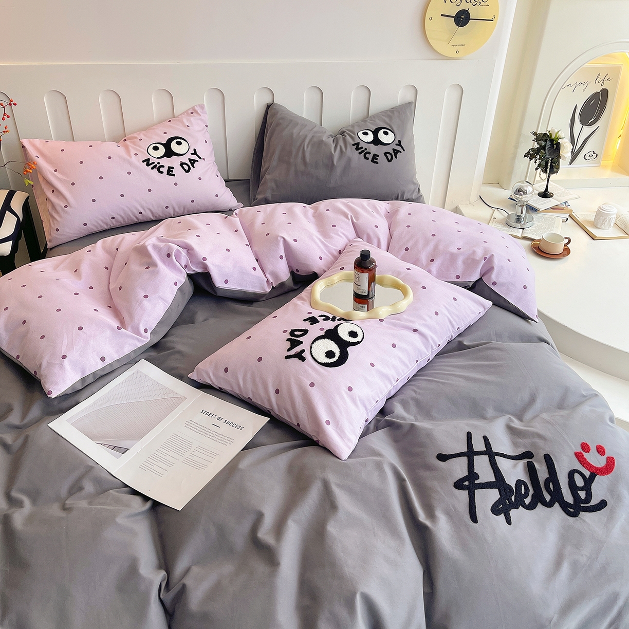 91家纺网 家纺一手货源 找家纺 炫拼家纺 2025新款全棉磨毛ins风毛巾绣纯棉四件套-hello系列 hello-可颜