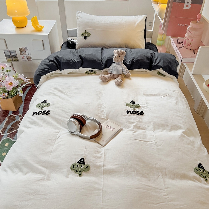 91家纺网 家纺一手货源 找家纺 爱彼家纺 2025新款超柔水洗棉毛巾绣学生宿舍三件套上下铺三件套 白兰灰