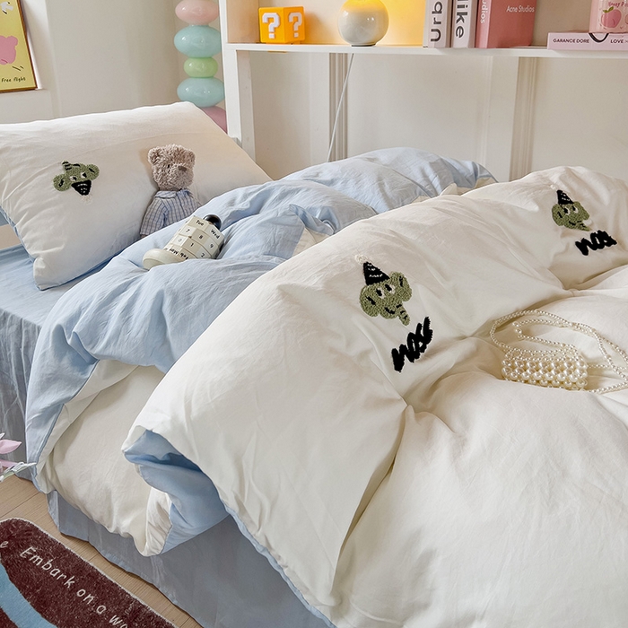 91家纺网 家纺一手货源 找家纺 爱彼家纺 2025新款超柔水洗棉毛巾绣学生宿舍三件套上下铺三件套 奶白天空兰