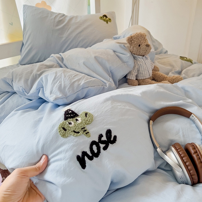 91家纺网 家纺一手货源 找家纺 爱彼家纺 2025新款超柔水洗棉毛巾绣学生宿舍三件套上下铺三件套 天空兰