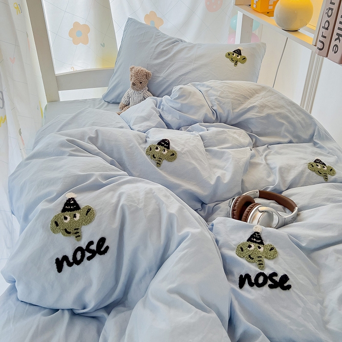 91家纺网 家纺一手货源 找家纺 爱彼家纺 2025新款超柔水洗棉毛巾绣学生宿舍三件套上下铺三件套 天空兰