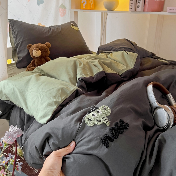 91家纺网 家纺一手货源 找家纺 爱彼家纺 2025新款超柔水洗棉毛巾绣学生宿舍三件套上下铺三件套 深灰抹茶