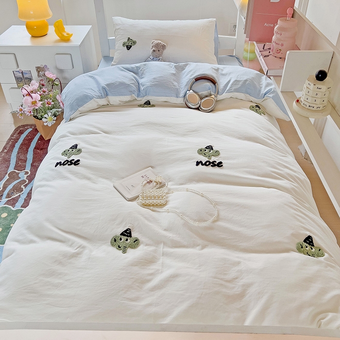 91家纺网 家纺一手货源 找家纺 爱彼家纺 2025新款超柔水洗棉毛巾绣学生宿舍三件套上下铺三件套 奶白天空兰