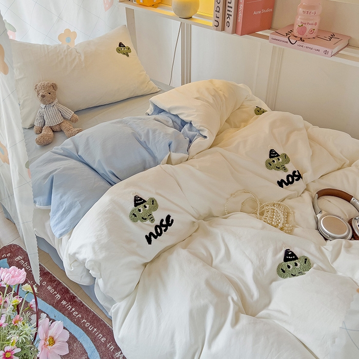 91家纺网 家纺一手货源 找家纺 爱彼家纺 2025新款超柔水洗棉毛巾绣学生宿舍三件套上下铺三件套 奶白天空兰