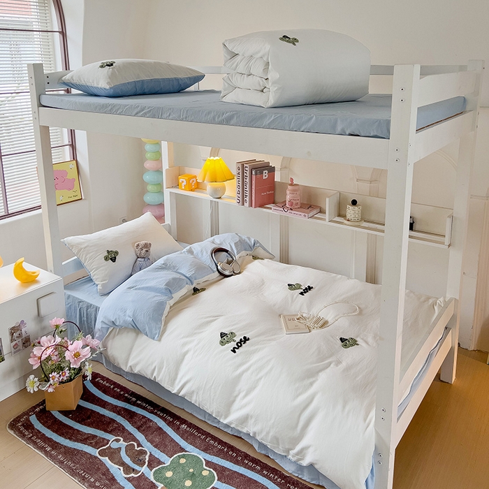 91家纺网 家纺一手货源 找家纺 爱彼家纺 2025新款超柔水洗棉毛巾绣学生宿舍三件套上下铺三件套 奶白天空兰