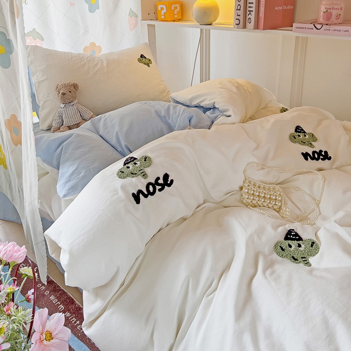 91家纺网 家纺一手货源 找家纺 爱彼家纺 2025新款超柔水洗棉毛巾绣学生宿舍三件套上下铺三件套 奶白天空兰