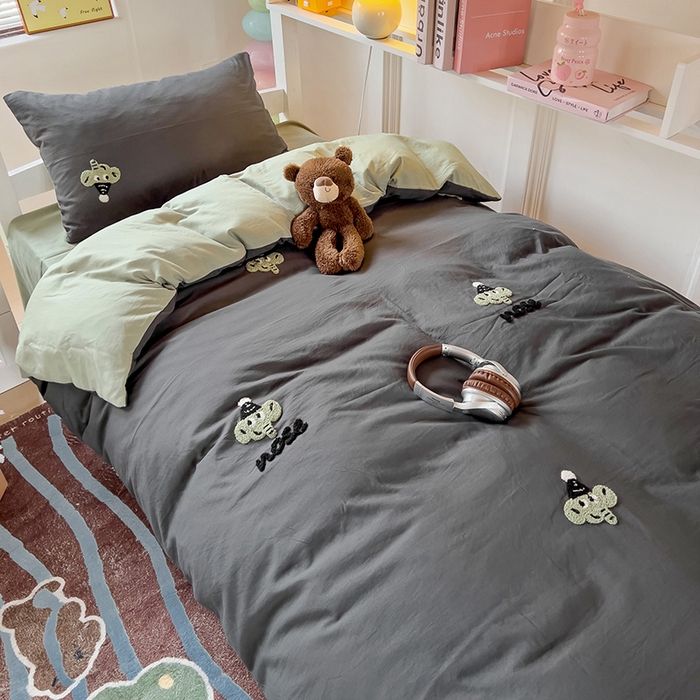 91家纺网 家纺一手货源 找家纺 爱彼家纺 2025新款超柔水洗棉毛巾绣学生宿舍三件套上下铺三件套 深灰抹茶