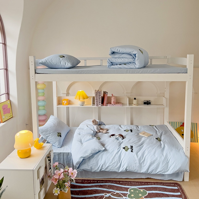 91家纺网 家纺一手货源 找家纺 爱彼家纺 2025新款超柔水洗棉毛巾绣学生宿舍三件套上下铺三件套 天空兰