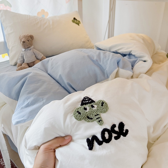 91家纺网 家纺一手货源 找家纺 爱彼家纺 2025新款超柔水洗棉毛巾绣学生宿舍三件套上下铺三件套 奶白天空兰