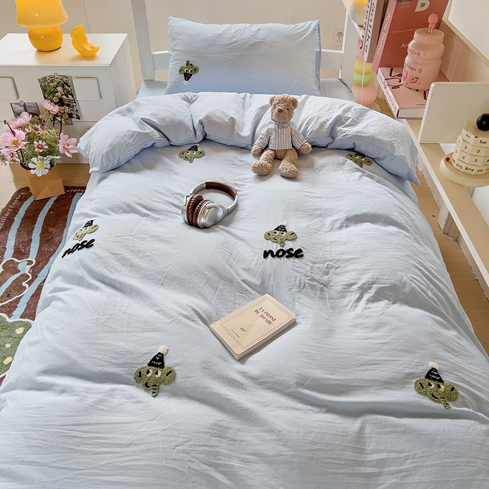 91家纺网 家纺一手货源 找家纺 爱彼家纺 2025新款超柔水洗棉毛巾绣学生宿舍三件套上下铺三件套 天空兰