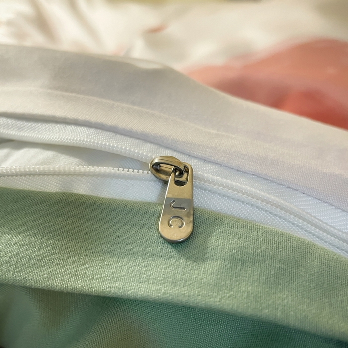 91家纺网 家纺一手货源 找家纺 爱彼家纺 2025新款卡通印花水洗棉学生宿舍三件套上下铺三件套 浪漫花开