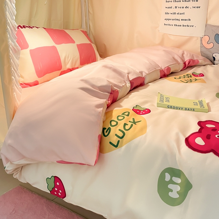 91家纺网 家纺一手货源 找家纺 爱彼家纺 2025新款卡通印花水洗棉学生宿舍三件套上下铺三件套 爱心熊