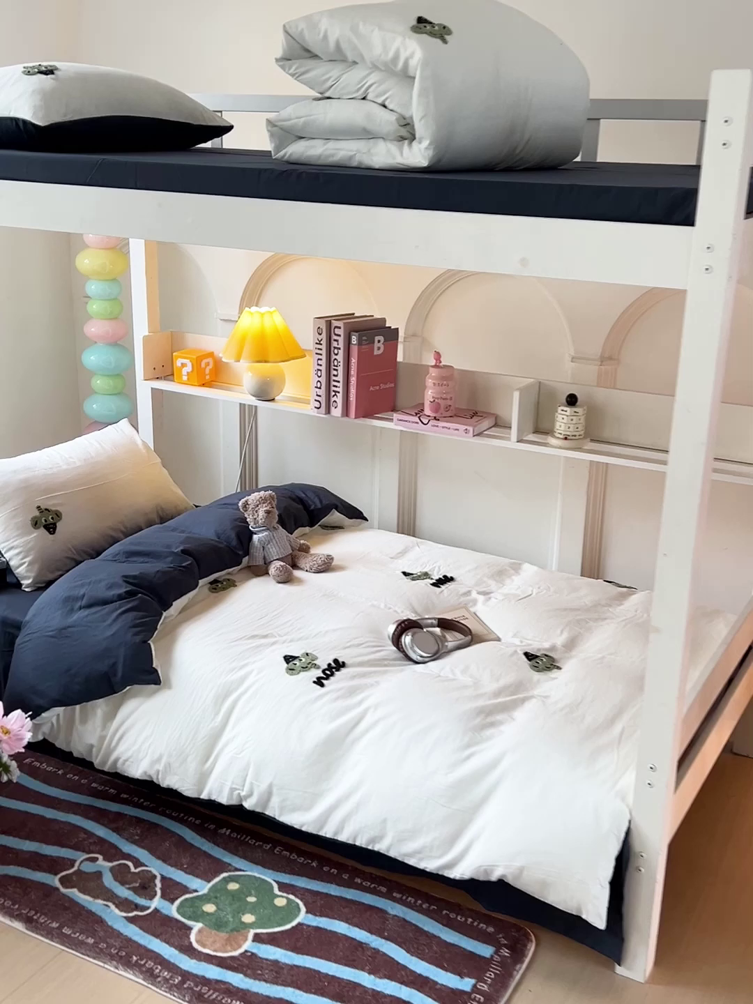 91家纺网 家纺一手货源 找家纺 爱彼家纺 2025新款超柔水洗棉毛巾绣学生宿舍三件套上下铺三件套 白兰灰