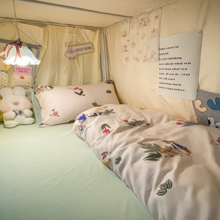 91家纺网 家纺一手货源 找家纺 爱彼家纺 2025新款卡通印花水洗棉学生宿舍三件套上下铺三件套 蘑菇与兔