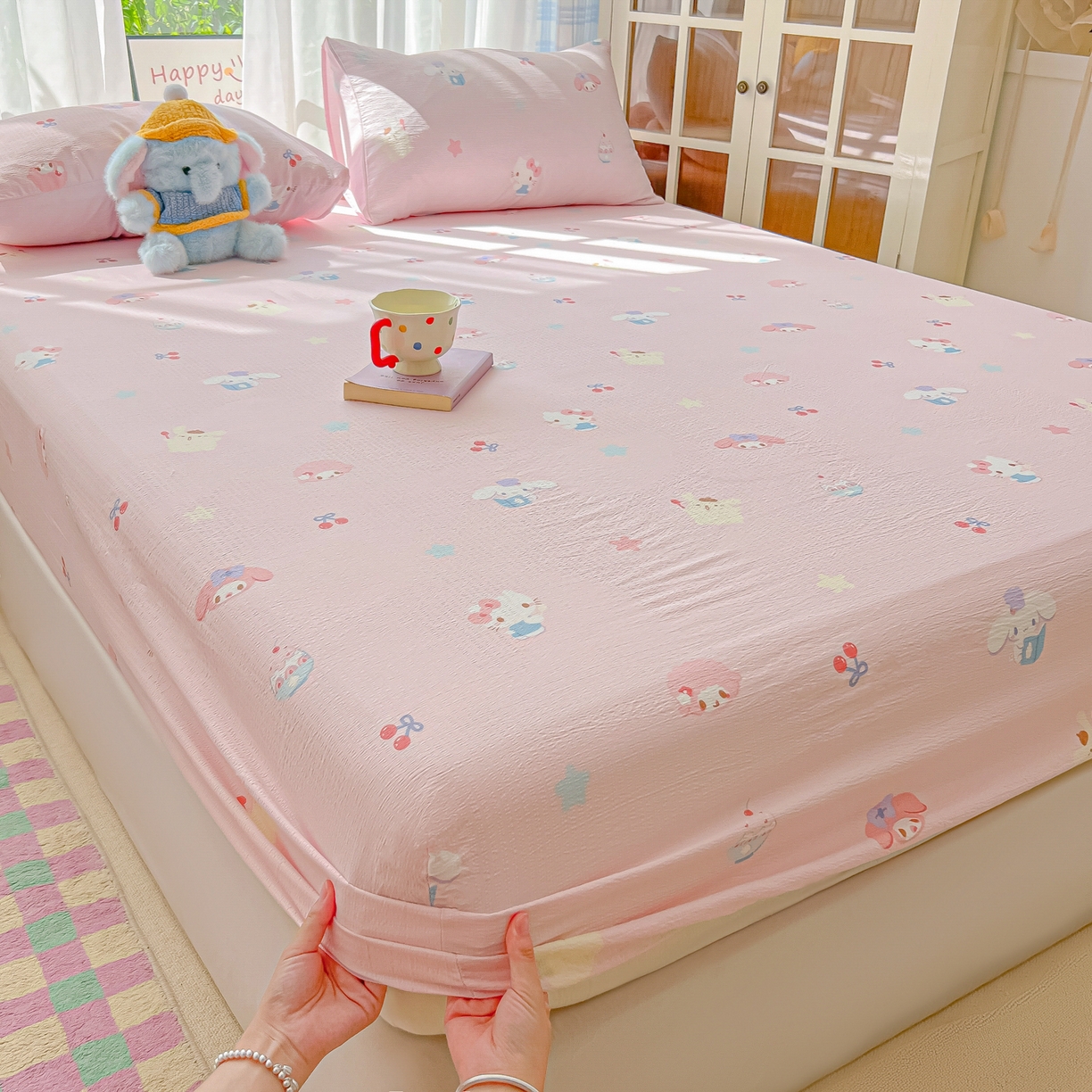 91家纺网 家纺一手货源 找家纺 韩巢家纺 2025新款卡通双层纱床笠单品床笠床笠单件热销款防滑床单床套枕套三件套 萌物家族