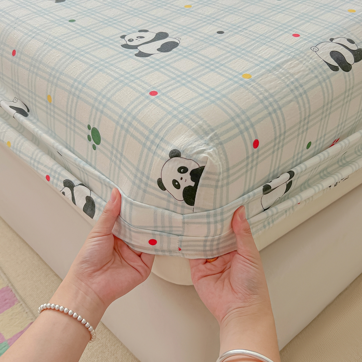 91家纺网 家纺一手货源 找家纺 韩巢家纺 2025新款卡通双层纱床笠单品床笠床笠单件热销款防滑床单床套枕套三件套 软软熊猫
