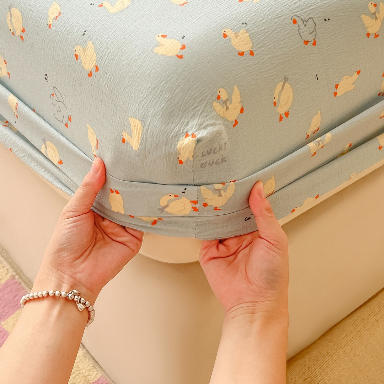 91家纺网 家纺一手货源 找家纺 韩巢家纺 2025新款卡通双层纱床笠单品床笠床笠单件热销款防滑床单床套枕套三件套 向天歌大鹅