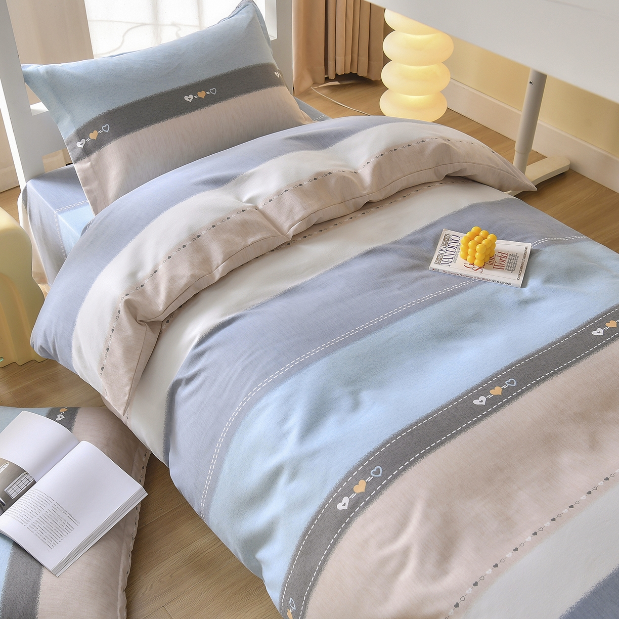 91家纺网 家纺一手货源 找家纺 优尚 2025全棉纯棉磨毛喷气印花学生三件套 罗马格调