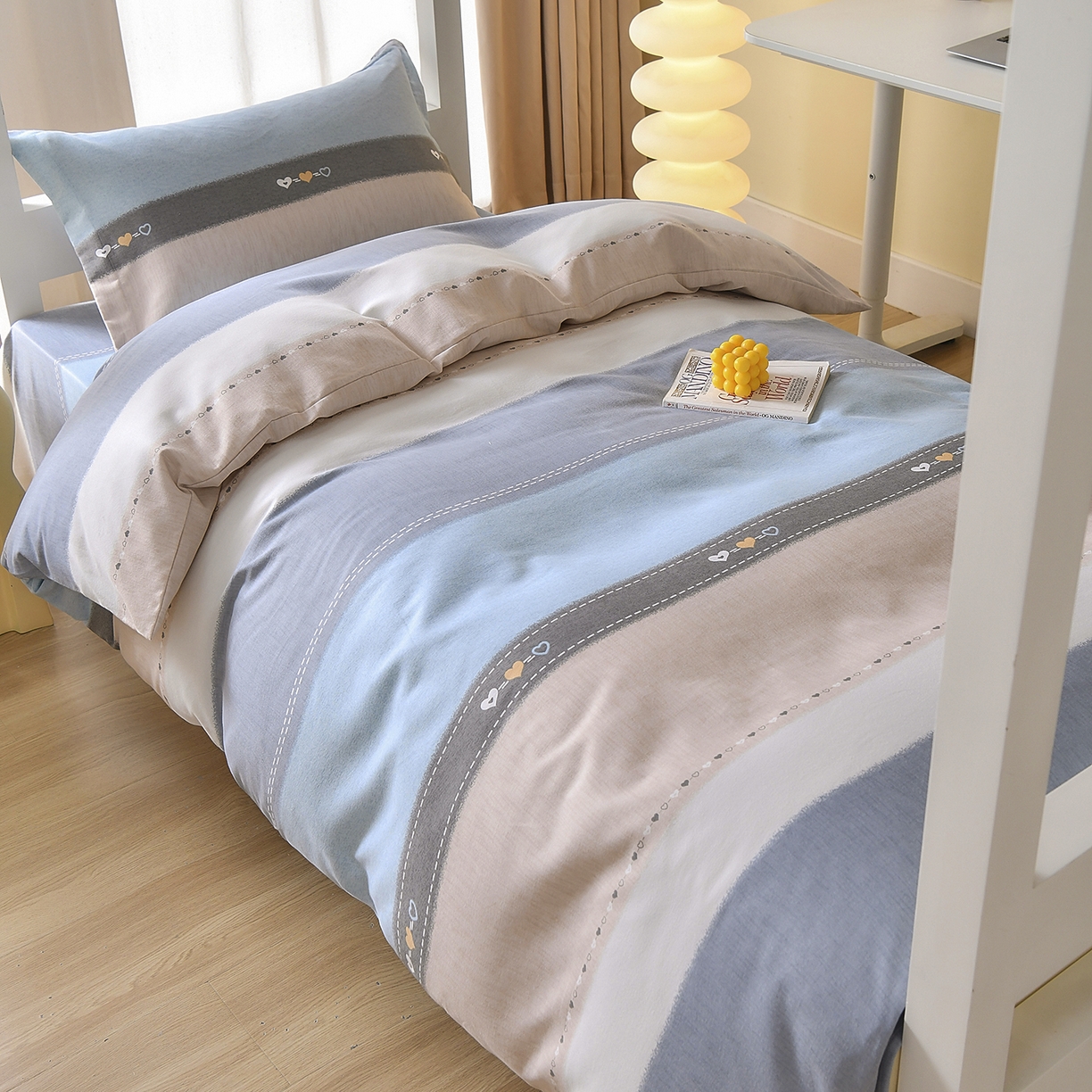 91家纺网 家纺一手货源 找家纺 优尚 2025全棉纯棉磨毛喷气印花学生三件套 罗马格调