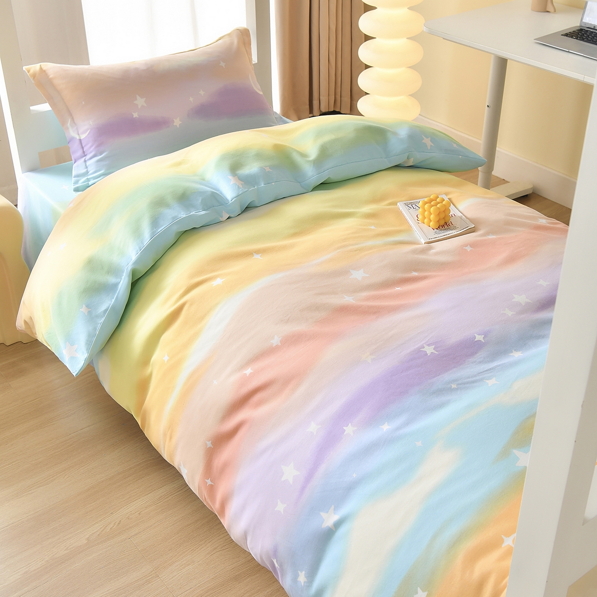 91家纺网 家纺一手货源 找家纺 优尚 2025全棉纯棉磨毛喷气印花学生三件套 缤纷彩虹