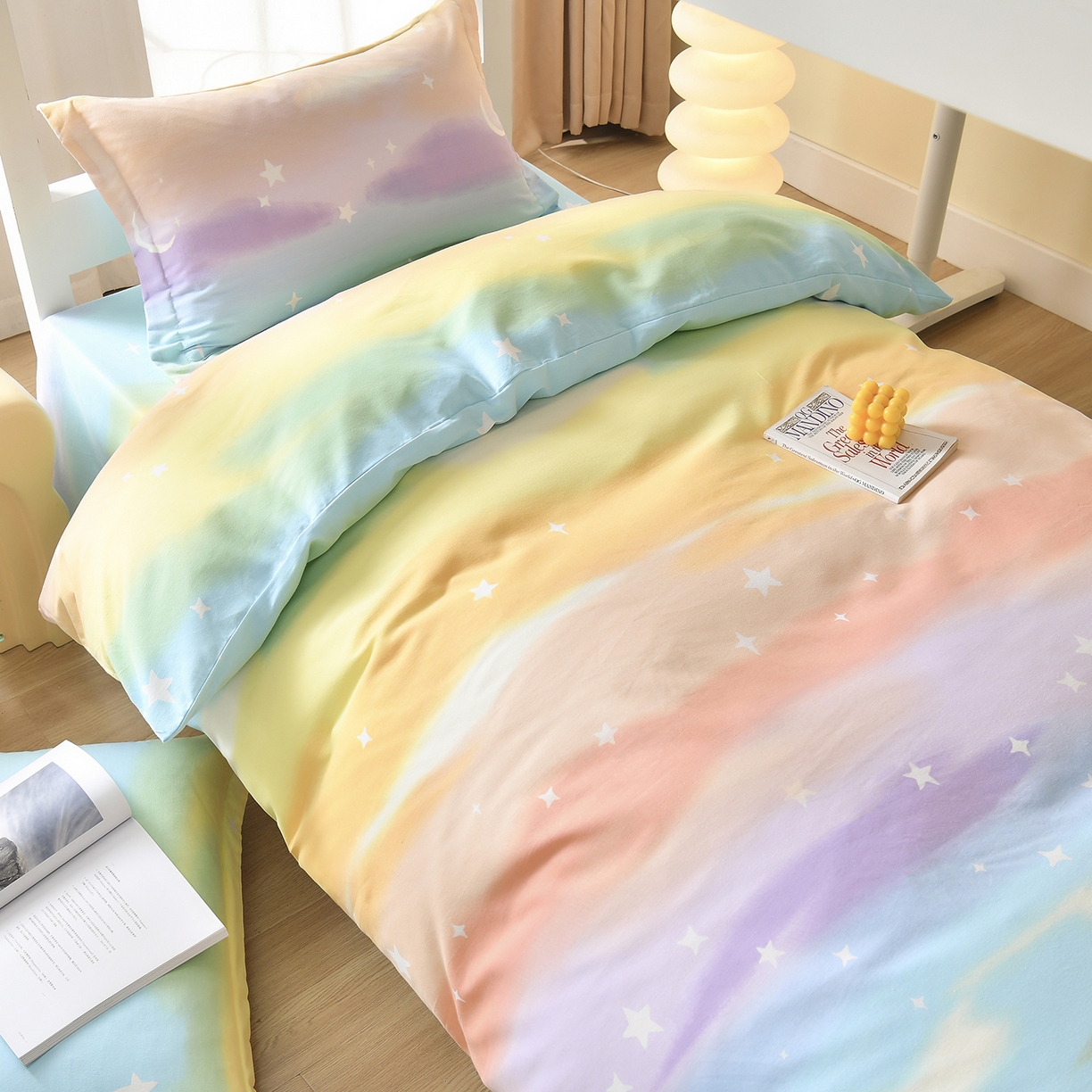 91家纺网 家纺一手货源 找家纺 优尚 2025全棉纯棉磨毛喷气印花学生三件套 缤纷彩虹