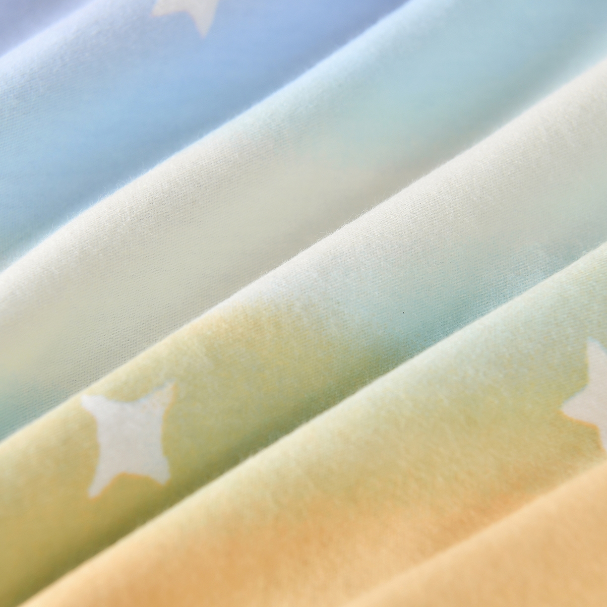 91家纺网 家纺一手货源 找家纺 优尚 2025全棉纯棉磨毛喷气印花学生三件套 缤纷彩虹