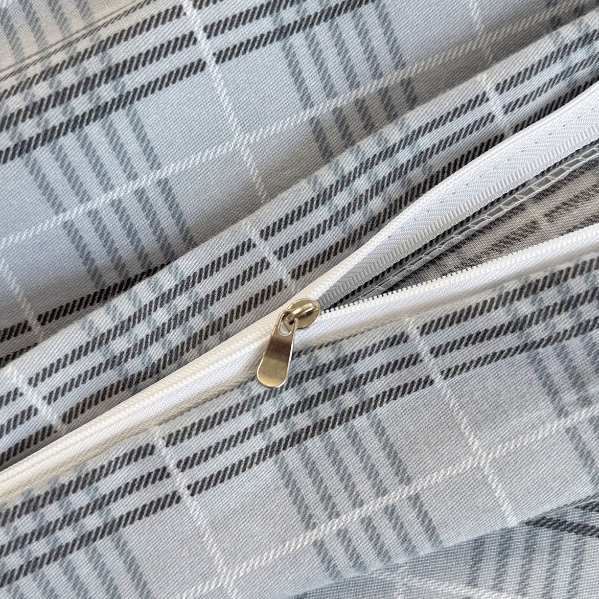 91家纺网 家纺一手货源 找家纺 优尚家纺 2025新款全棉磨毛纯棉喷气印花清新轻奢款四件套 雅韵灰格