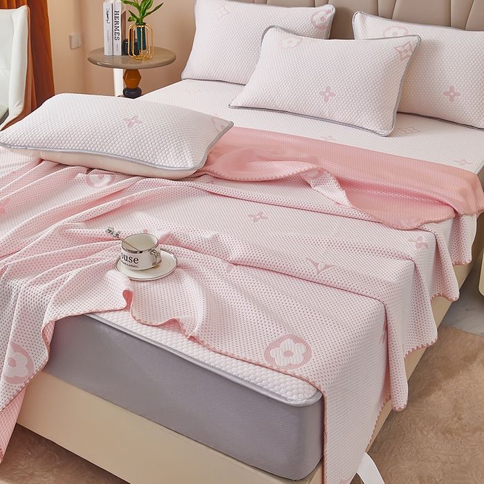 91家纺网 家纺一手货源 找家纺 凤杰  2025新款冰豆豆凉豆豆凉席床笠款盖盖毯夏被四件套 四叶草-樱花粉