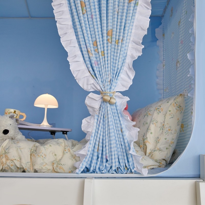 91家纺网 家纺一手货源 找家纺 薇梦蚊帐 2025新款遮光床帘刺绣款学生蚊帐-抱抱熊 好朋友-天蓝