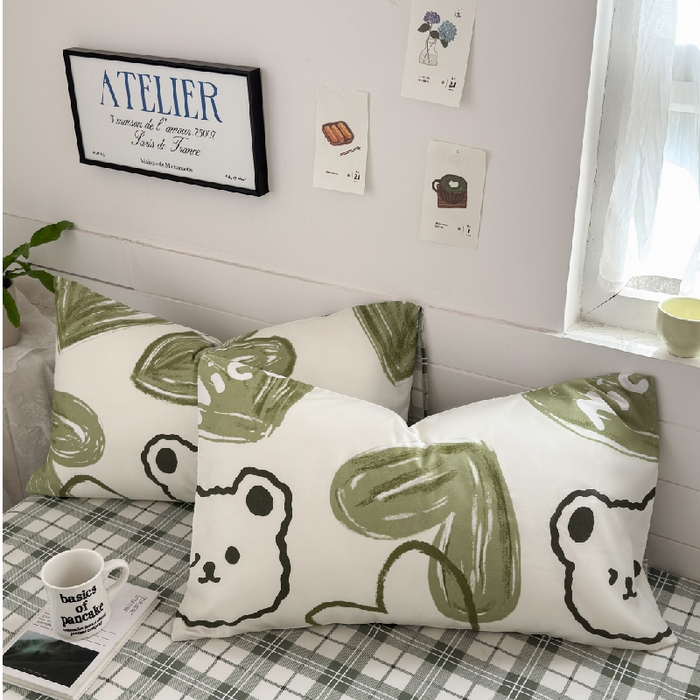 91家纺网 家纺一手货源 找家纺 可可家纺 2025新款印花卡通芦荟棉枕套亲肤信封式枕头套小清新 森系熊