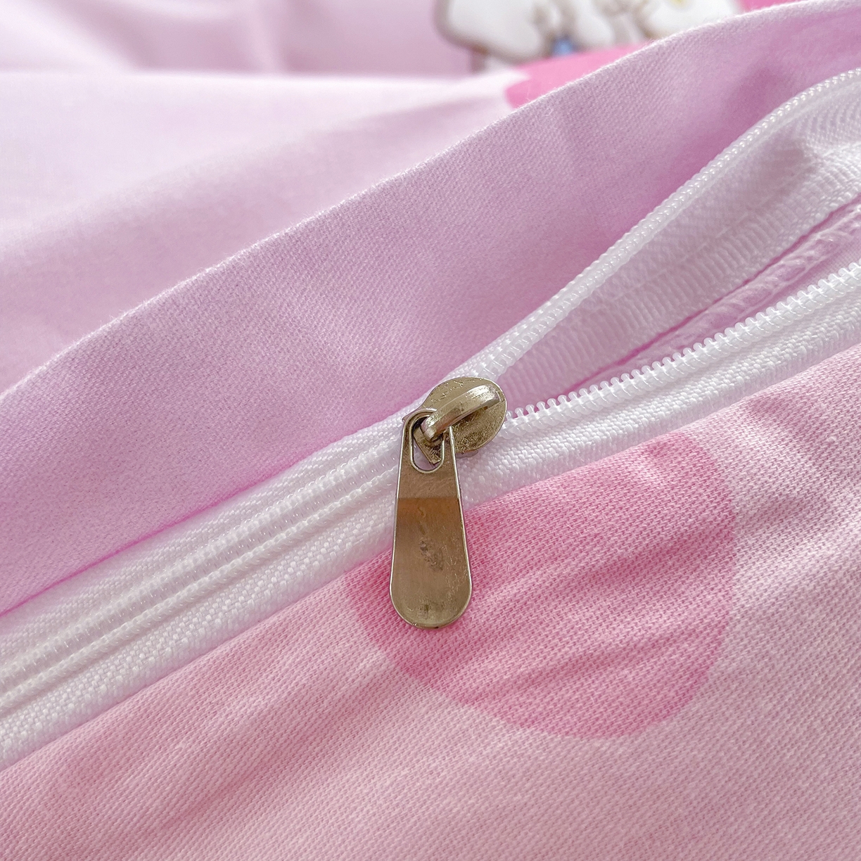 91家纺网 家纺一手货源 找家纺 浩诚 2025新款三丽鸥专版花型三件套四件套 甜莓