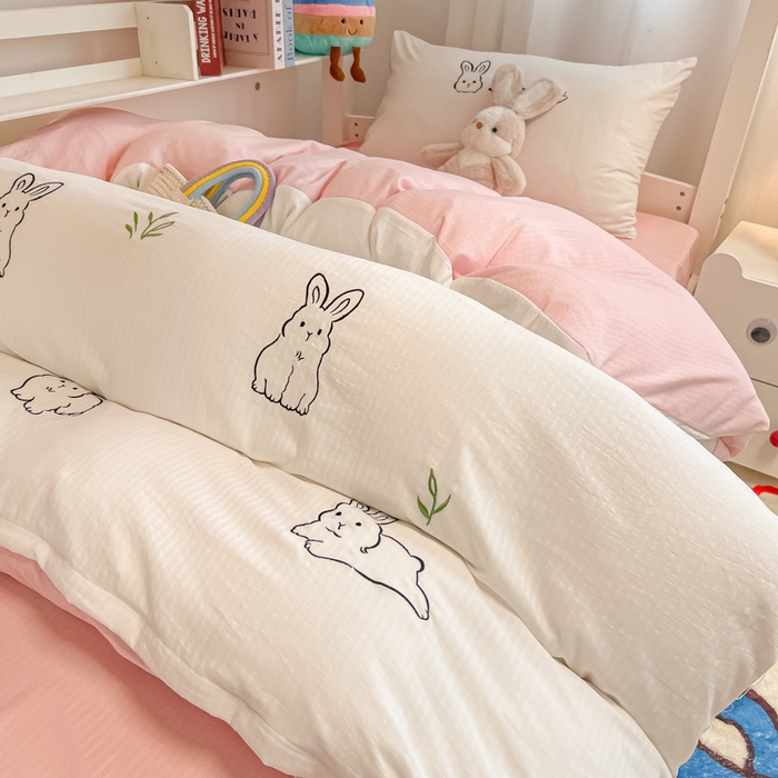 91家纺网 家纺一手货源 找家纺 多乐家纺 2025新款超柔A类母婴级加厚小竺棉学生宿舍三件套上下铺三件套四件套 兔兔-白粉