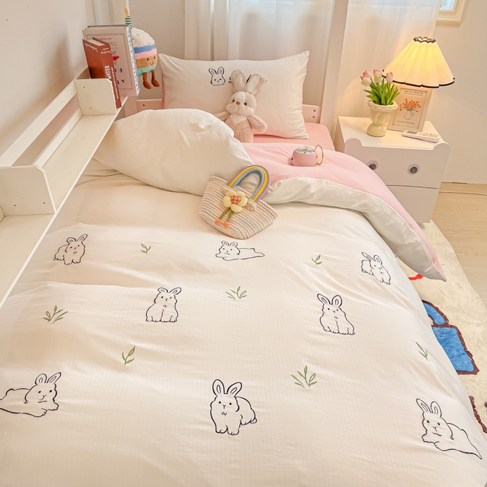 91家纺网 家纺一手货源 找家纺 多乐家纺 2025新款超柔A类母婴级加厚小竺棉学生宿舍三件套上下铺三件套四件套 兔兔-白粉