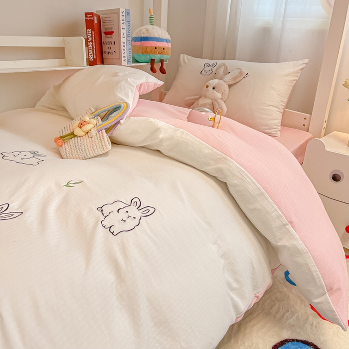 91家纺网 家纺一手货源 找家纺 多乐家纺 2025新款超柔A类母婴级加厚小竺棉学生宿舍三件套上下铺三件套四件套 兔兔-白粉