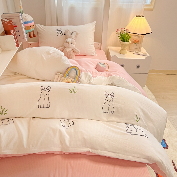 91家纺网 家纺一手货源 找家纺 多乐家纺 2025新款超柔A类母婴级加厚小竺棉学生宿舍三件套上下铺三件套四件套 兔兔-白粉