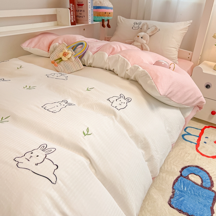 91家纺网 家纺一手货源 找家纺 多乐家纺 2025新款超柔A类母婴级加厚小竺棉学生宿舍三件套上下铺三件套四件套 兔兔-白粉