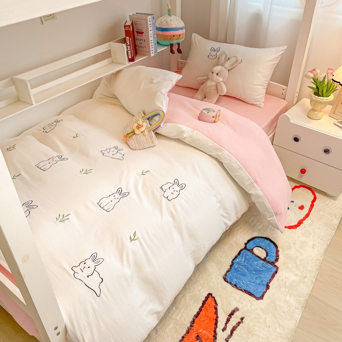 91家纺网 家纺一手货源 找家纺 多乐家纺 2025新款超柔A类母婴级加厚小竺棉学生宿舍三件套上下铺三件套四件套 兔兔-白粉