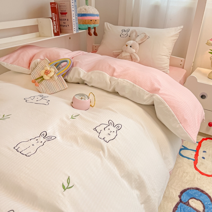 91家纺网 家纺一手货源 找家纺 多乐家纺 2025新款超柔A类母婴级加厚小竺棉学生宿舍三件套上下铺三件套四件套 兔兔-白粉