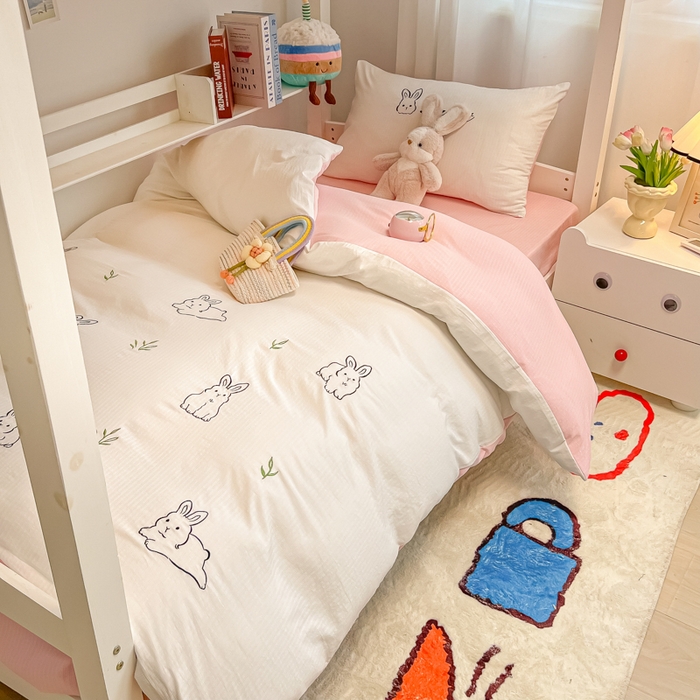 91家纺网 家纺一手货源 找家纺 多乐家纺 2025新款超柔A类母婴级加厚小竺棉学生宿舍三件套上下铺三件套四件套 兔兔-白粉