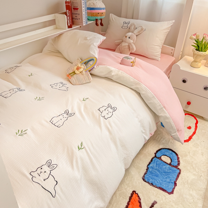 91家纺网 家纺一手货源 找家纺 多乐家纺 2025新款超柔A类母婴级加厚小竺棉学生宿舍三件套上下铺三件套四件套 兔兔-白粉