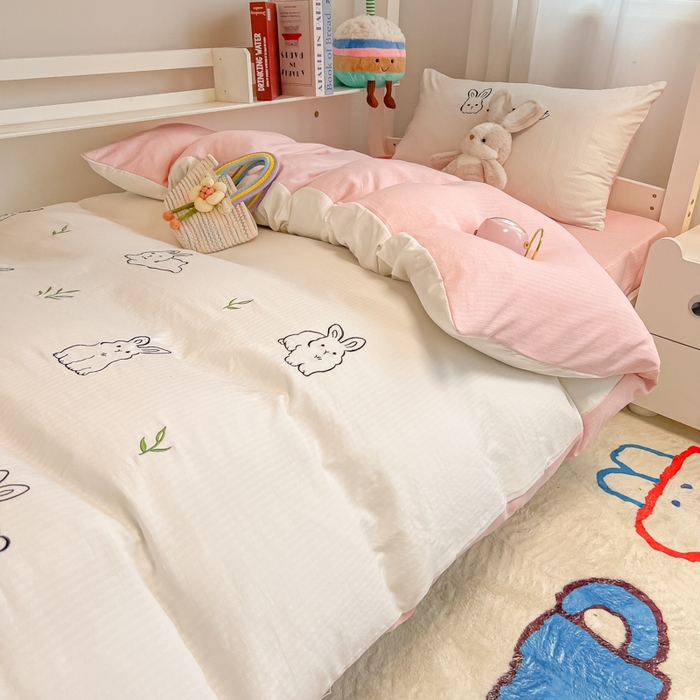 91家纺网 家纺一手货源 找家纺 多乐家纺 2025新款超柔A类母婴级加厚小竺棉学生宿舍三件套上下铺三件套四件套 兔兔-白粉