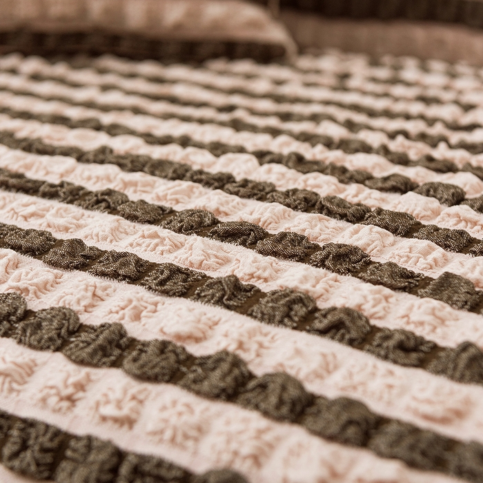 91家纺网 家纺一手货源 找家纺 布兰鸟【沙发套】 2025新款泡泡沙发套【英文裙摆款】单人沙发风格 双色咖