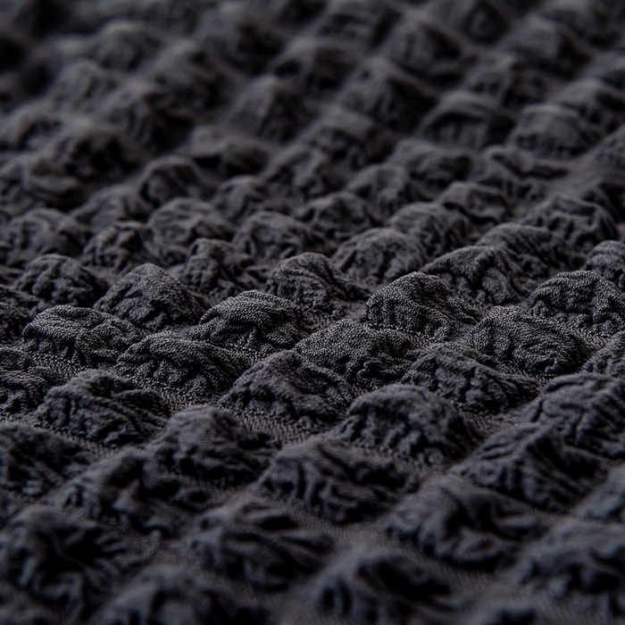 91家纺网 家纺一手货源 找家纺 布兰鸟【沙发套】 2025新款泡泡沙发套【英文裙摆款】三人沙发风格 单色深灰